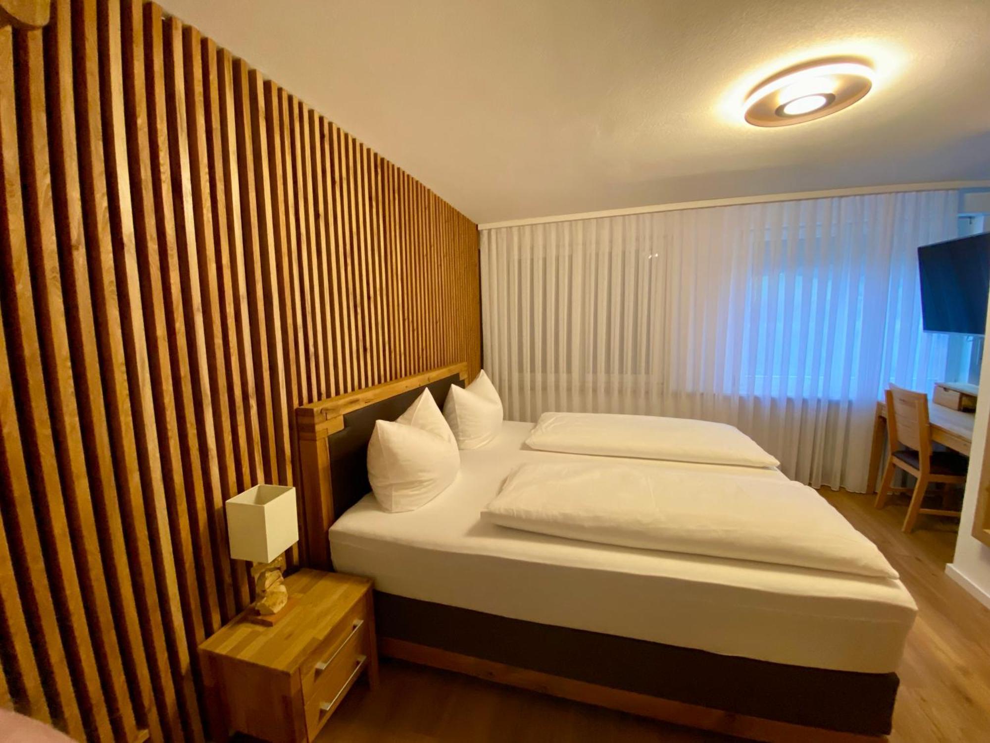 Hotel Restaurant Unikat ツェルティンゲン・ラハティグ エクステリア 写真